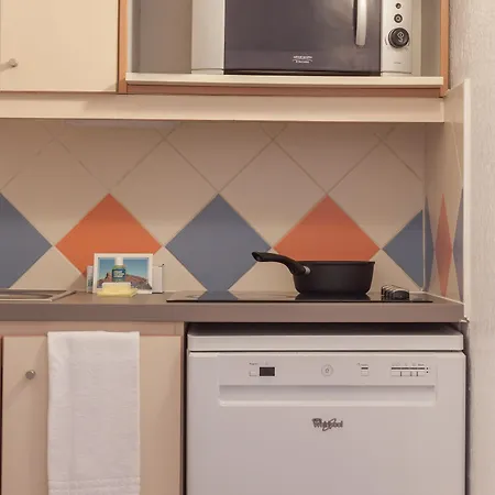 Pierre & La Promenade Des Bains