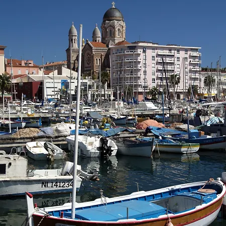 Pierre & La Promenade Des Bains Apart Otel 2*