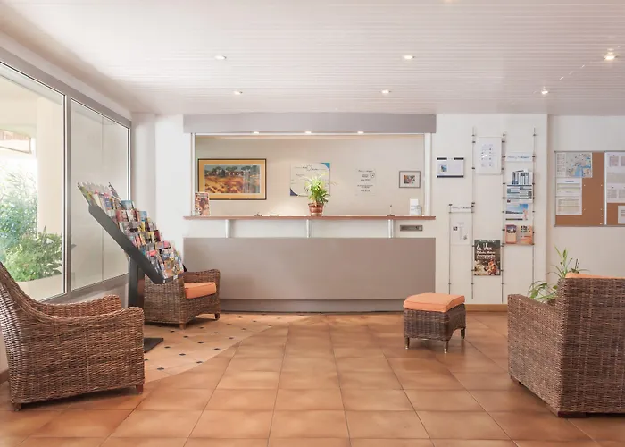 Pierre & La Promenade Des Bains