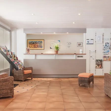 Pierre & La Promenade Des Bains