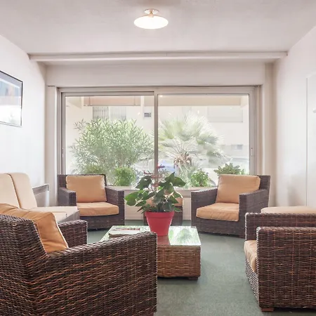 Pierre & La Promenade Des Bains 2*