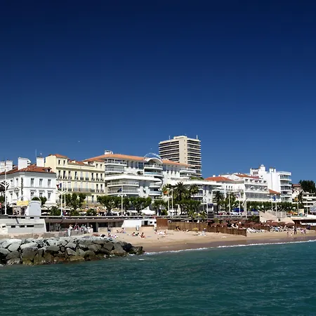 Pierre & La Promenade Des Bains 2* Сен-Рафаэль