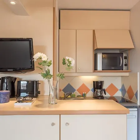 Pierre & La Promenade Des Bains