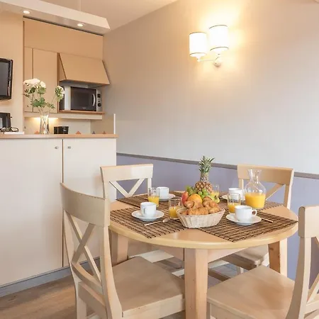 Pierre & La Promenade Des Bains Апарт-отель 2*