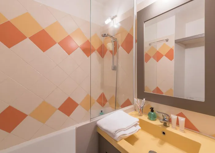 Pierre & La Promenade Des Bains Aparthotel Saint-Raphael (Var)