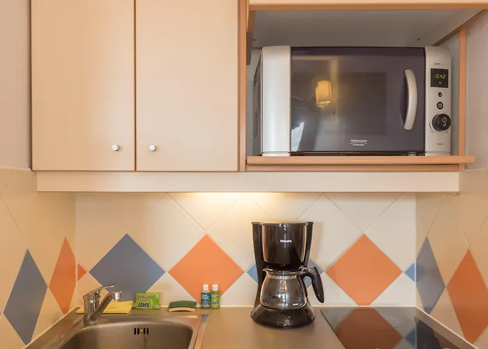 Pierre & La Promenade Des Bains