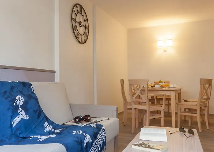 Aparthotel Pierre & La Promenade Des Bains Saint-Raphael (Var)