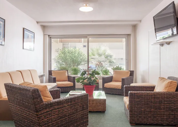 Pierre & La Promenade Des Bains 2*