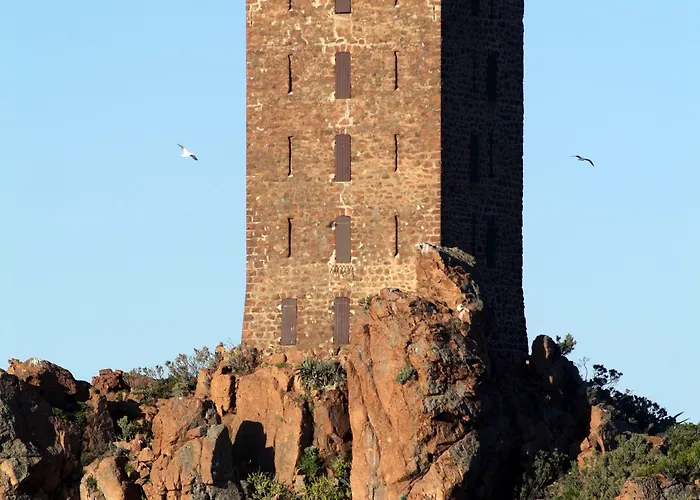Ξενοδοχείο με διαμερίσματα Pierre & La Promenade Des Bains 2*