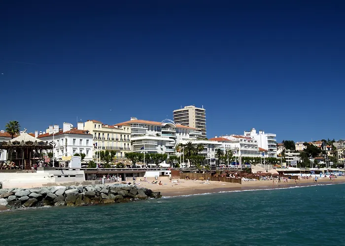 Pierre & La Promenade Des Bains 2* Saint-Raphael (Var)