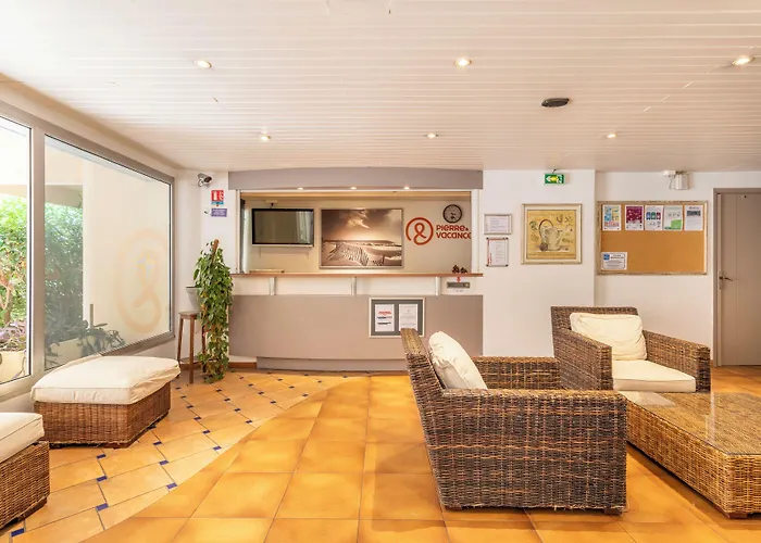 Pierre & La Promenade Des Bains