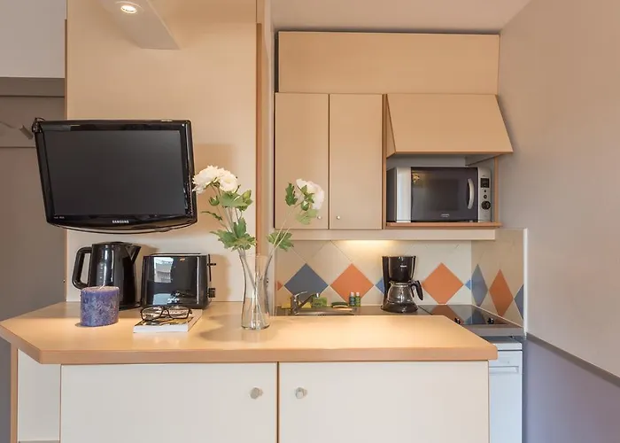 Pierre & La Promenade Des Bains